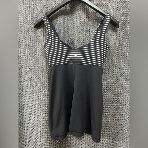 Lululemon Aria II Tank Top Size 6 Black White Parallel Stripe Yoga Shelf Bra - Picture 2 of 4